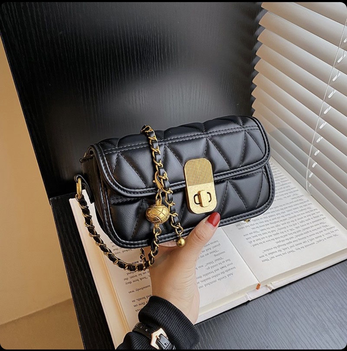 کیف وارداتی 422 | انتخابی شیک برای استایل روزانه و دخترانه ابعاد حدود 23*15 جنس کار چرم pu کلاس ارسال B اگر به دنبال کیف زنانه باکیفیت و خوش‌استایل هستید که هم برای مهمانی و هم برای استفاده روزمره عالی باشد، کیف ۴۲۲ دقیقاً همان چیزی است که نیاز دارید.